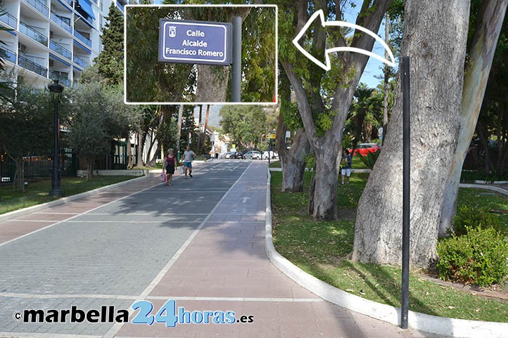 Arrancan la placa de la calle dedicada al último alcalde republicano de Marbella