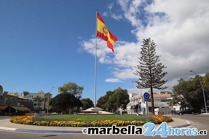Pobre homenaje a las víctimas de la covid en Marbella: una izada de bandera