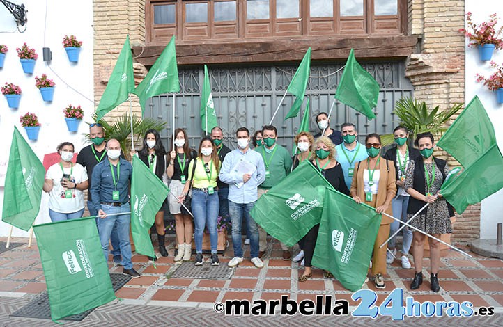 Entregan 2.300 fimas contra la libertad de horarios comerciales en Marbella