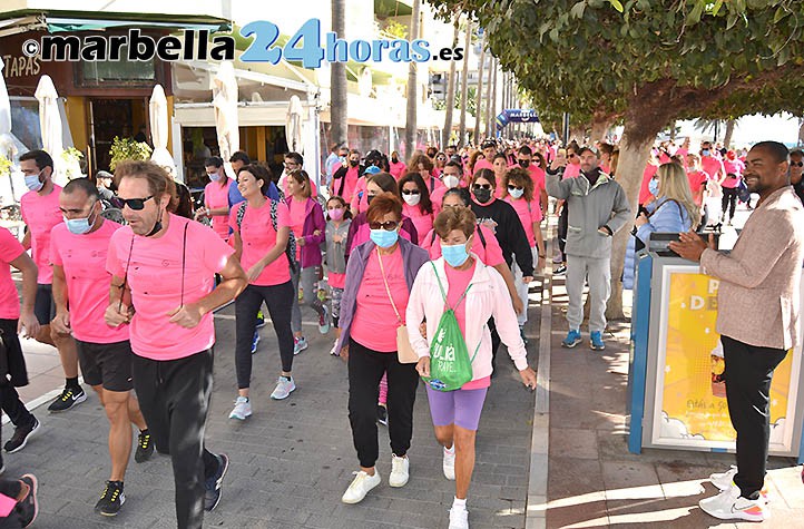 Una gran marea rosa recorre Marbella contra el cáncer de mama