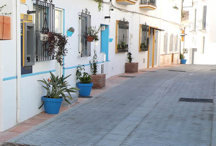 Concluyen ahora las obras en la calle Postigos que Muñoz prometió en 2018
