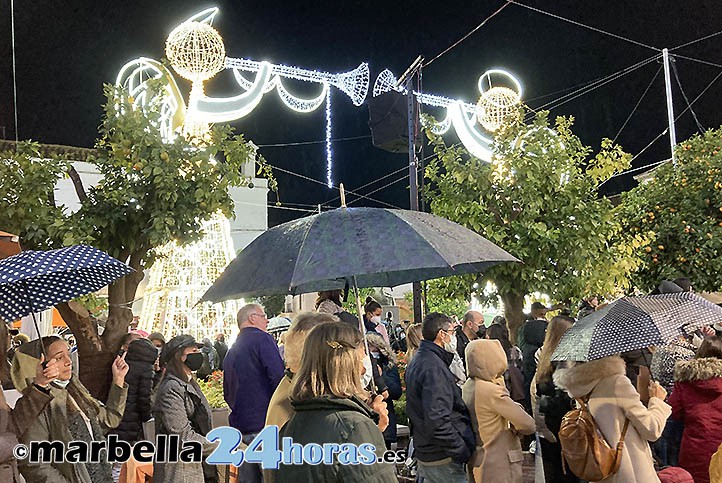 La lluvia desluce en Marbella el encendido de las luces de Navidad