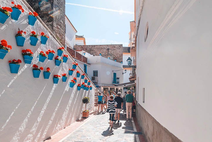 Menos turistas y pernoctaciones en octubre en Marbella respecto a 2019