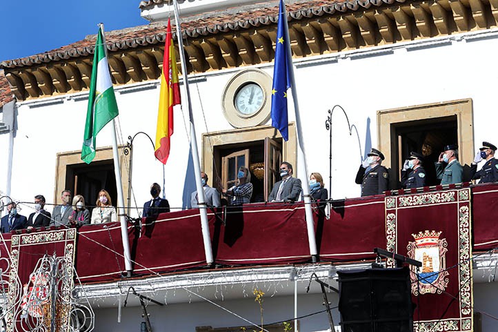 Marbella se une al Día de la Constitución con la tradicional izada de banderas