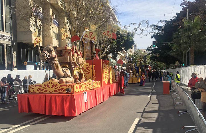 Los Reyes Magos reparten ilusión en Marbella en otra cabalgata estática