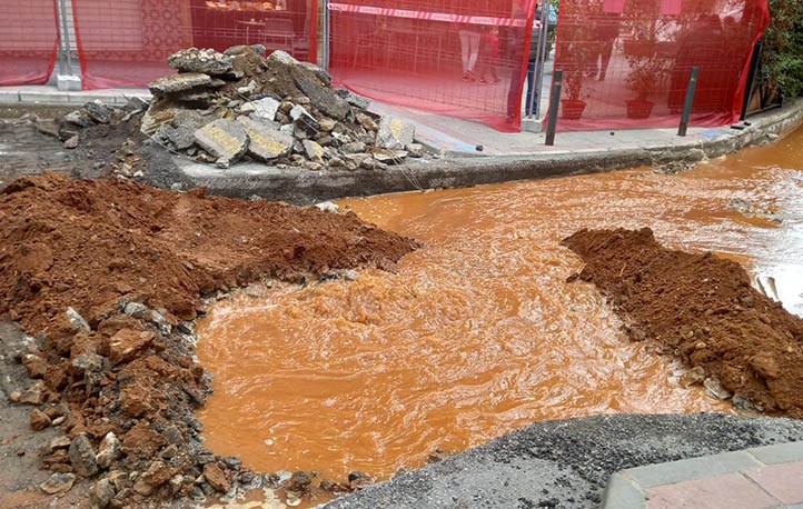 La rotura de una tubería eleva el enfado por las obras en el centro de Marbella