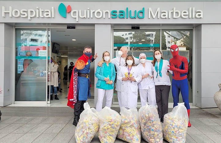 Superhéroes reparten golosinas a los niños en Quirónsalud Marbella