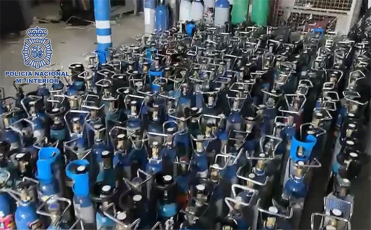 La Policía interviene 600 botellas de gas de la risa en una nave en Marbella
