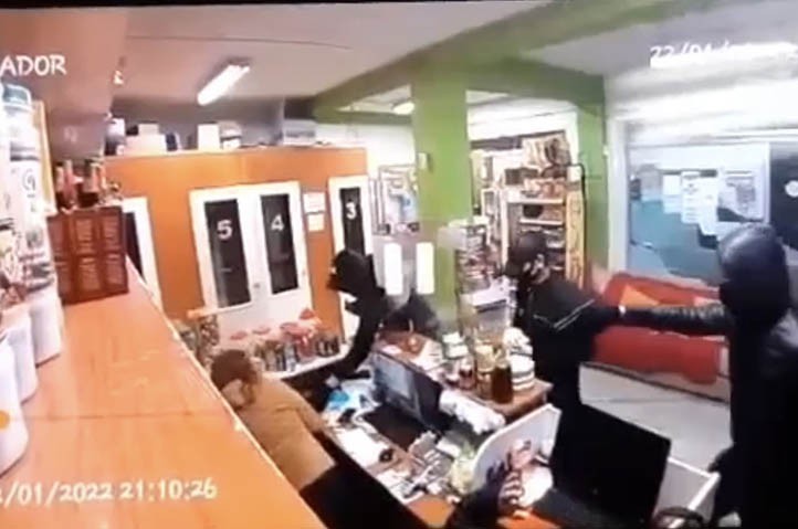Tres encapuchados asaltan a punta de pistola un locutorio en San Pedro