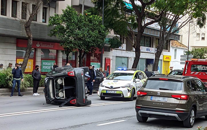 Aparatoso accidente con un coche volcado en el centro de Marbella