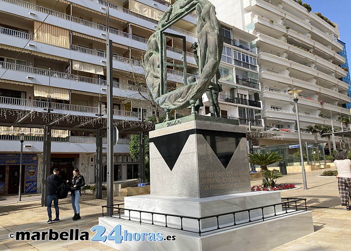 La eterna restauración de la estatua a la Libertad de Expresión en Marbella