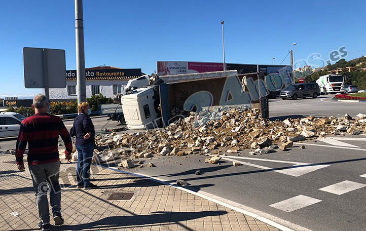 Un herido al volcar un camión en la rotonda de la Cañada en Marbella