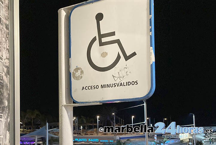 Marbella aprueba quitar la palabra "minusválido" de las señales de tráfico