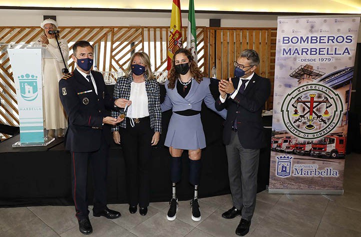 Sarah Almagro entrega su medalla de oro a los bomberos que irán a Ucrania