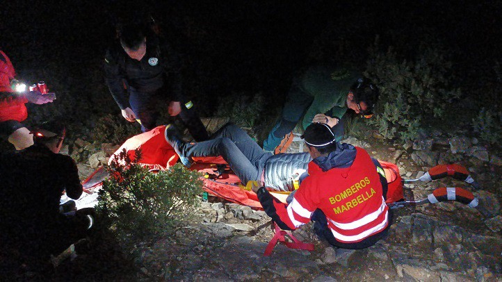 Bomberos de Marbella rescatan a un joven accidentado en La Concha