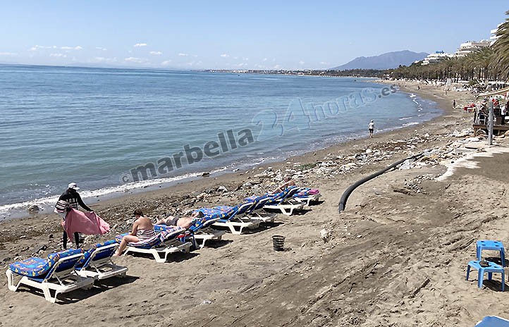 Los bañistas vuelven a unas playas de Marbella aún por reconstruir