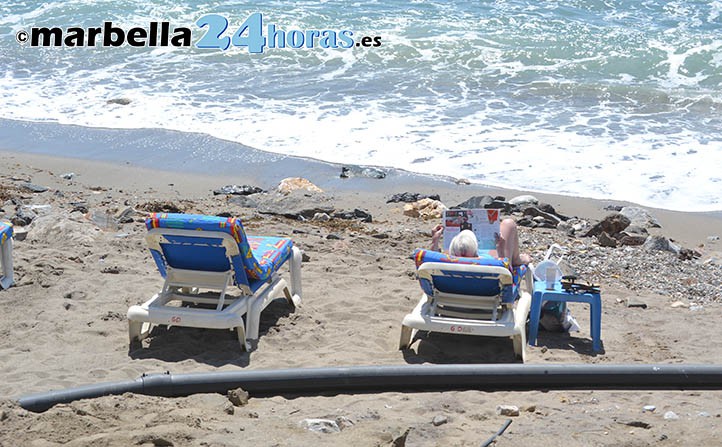 Playas todavía en mal estado mientras los turistas van llegando a Marbella