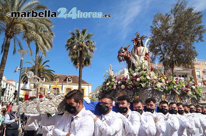 Las calles de San Pedro Alcántara se vuelven a llenar al paso de la Pollinica
