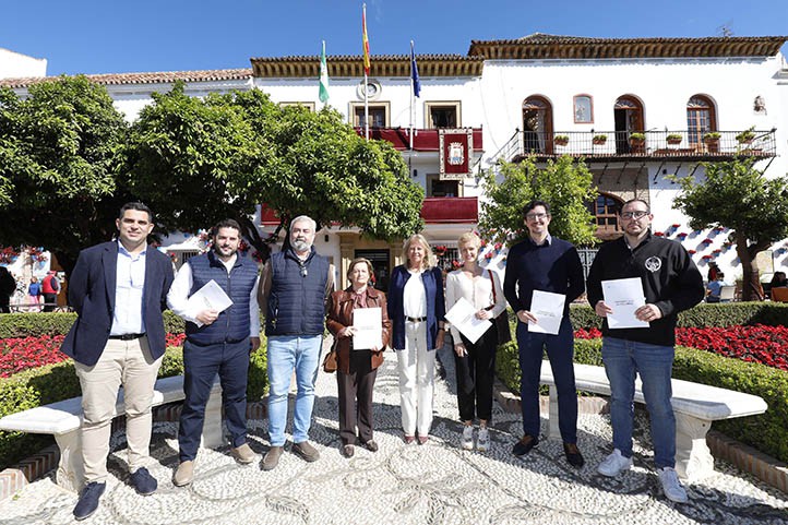 Muñoz reparte 55.000 euros entre las cofradías de pasión de Marbella