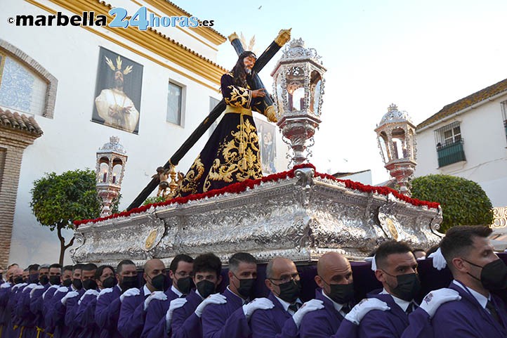 El Señor de Marbella y la Guapa vuelven a recorrer las calles con paso lento