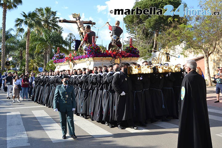La cofradía del Calvario brilla durante más de seis horas en Marbella