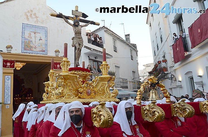 El Cristo del Amor vuelve a enamorar en el Jueves Santo de Marbella