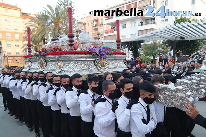 Luto y silencio al paso del Yacente y la Soledad por San Pedro Alcántara