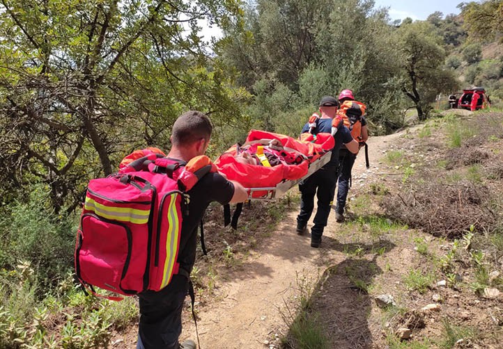 Bomberos de Marbella rescatan a un senderista en el Cerro del Lago