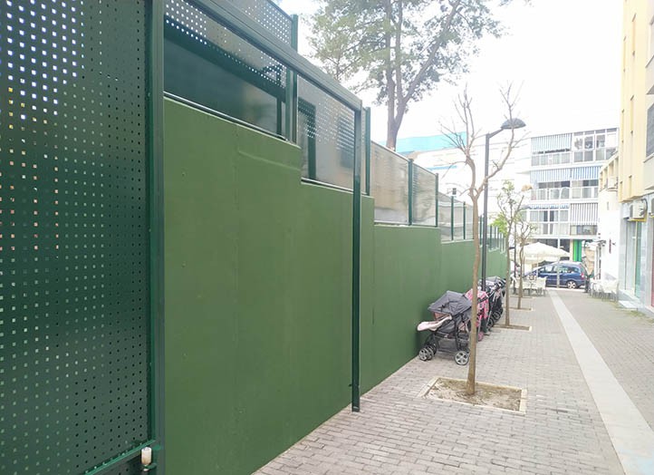 El Ayuntamiento de Marbella tarda tres años en reparar el muro de un colegio