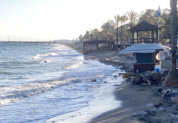El temporal vuelve a castigar la costa de Marbella y a llevarse arena