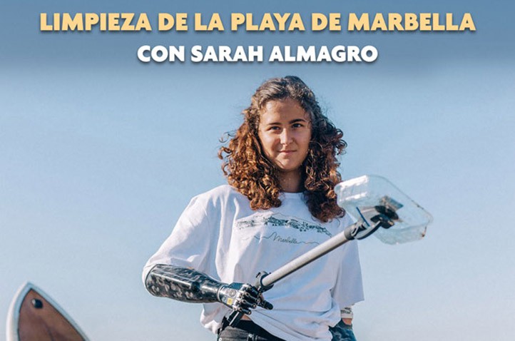 Sarah Almagro amadrina una jornada para retirar plásticos del litoral marbellí