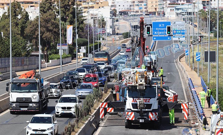 El accidente de un camión colapsa la autovía A-7 a la altura de Marbella