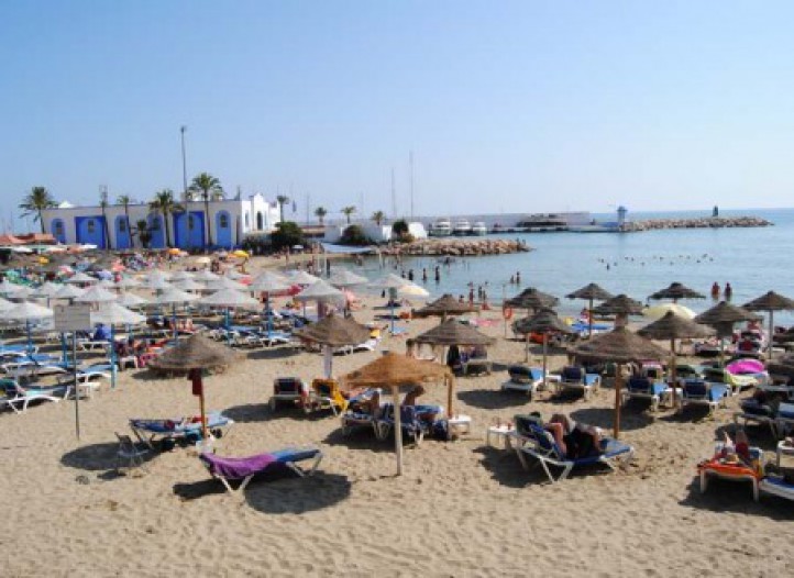 Marbella se destaca como el municipio andaluz con más banderas azules