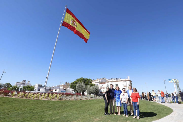Nueva rotonda con flores, iluminación y bandera en San Pedro Alcántara