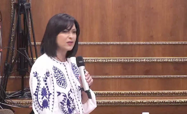 La concejala Begoña Rueda se despide en el pleno tras haber dimitido