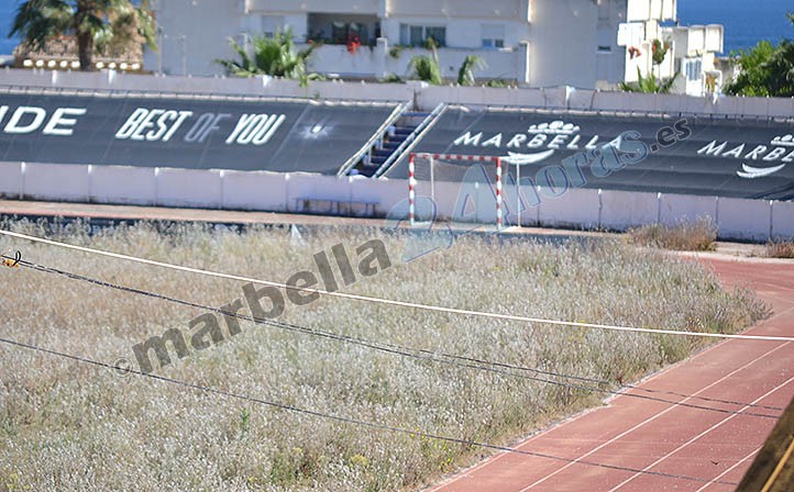 El estadio municipal de Marbella cumple un año cerrado y abandonado