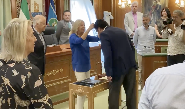Carlos Alcalá (PP) toma posesión como nuevo 'concejal de Las Chapas'