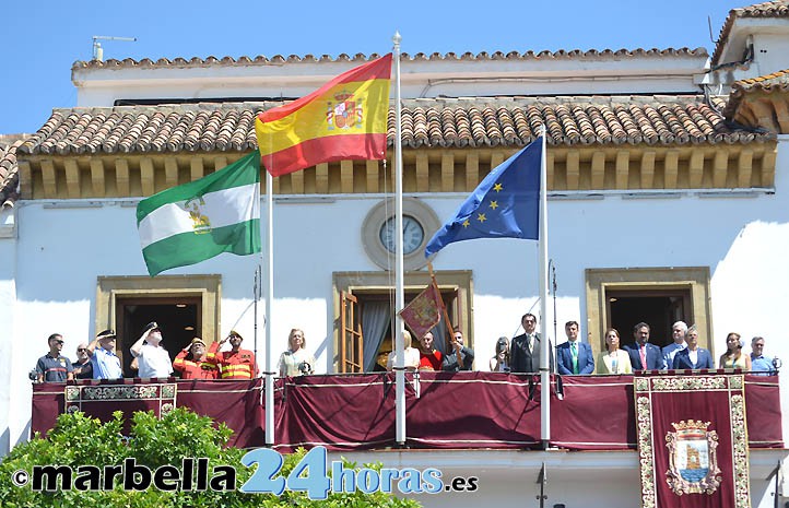 El pendón de Marbella vuelve a lucir en el balcón del Ayuntamiento