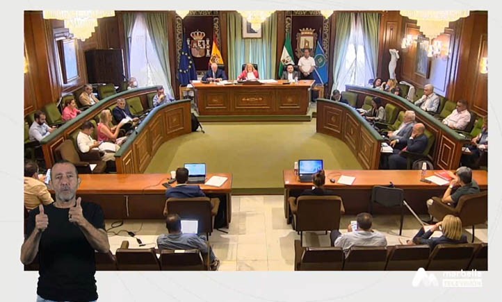 TV Marbella estrena intérpretes de lengua de signos en los plenos