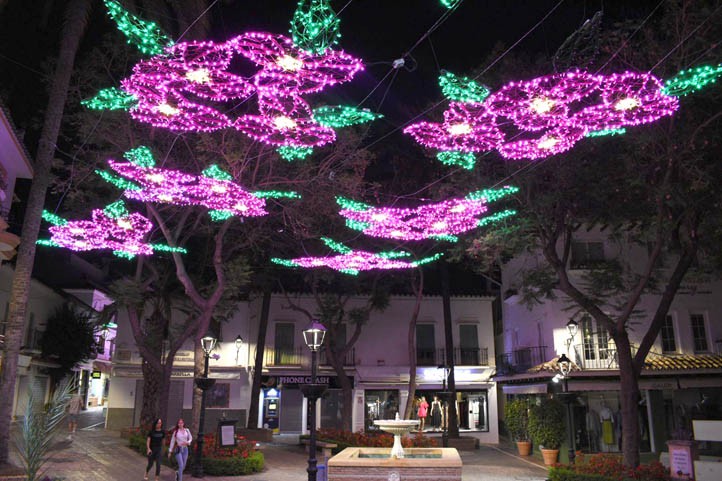 Marbella y San Pedro estrenan iluminación 'navideña' en verano