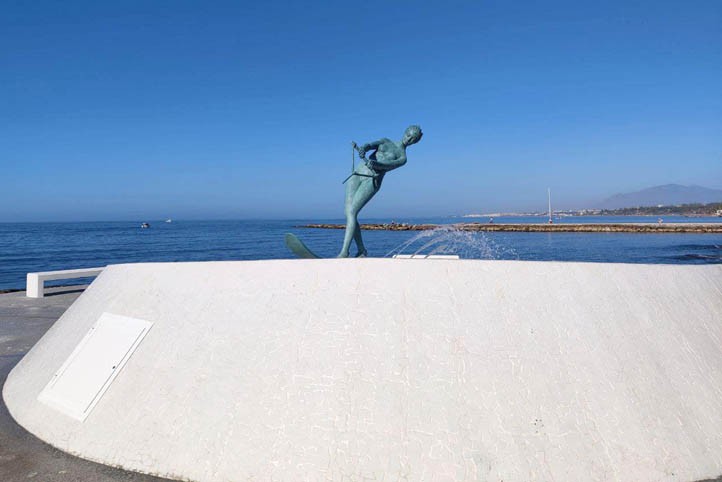 La icónica estatua de La Venus recupera su lugar junto al mar en Marbella
