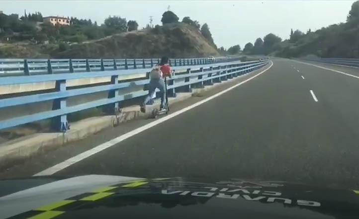 Denuncian a una mujer por ir en patinete por la autopista en Marbella