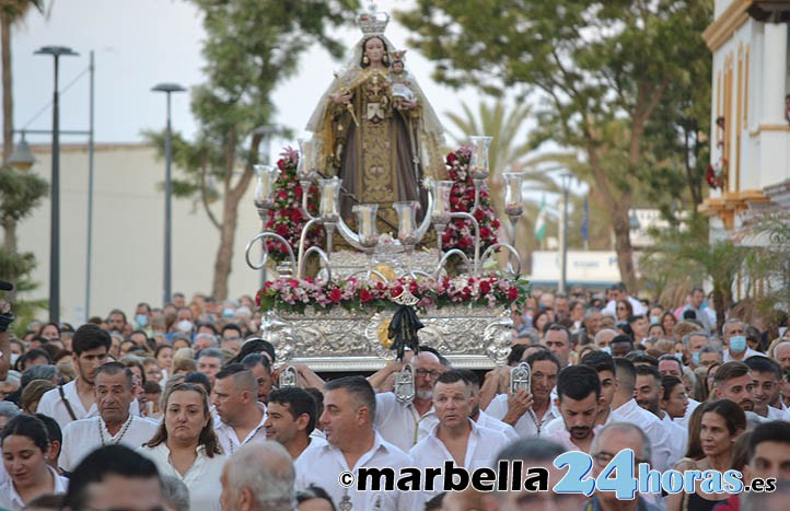 Una multitud arropa desde primera hora a la Virgen del Carmen en Marbella