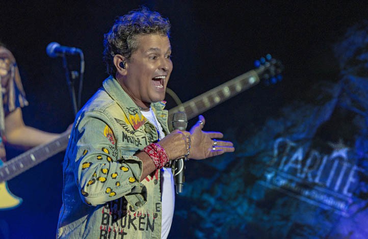 Carlos Vives se gana al público de Marbella con un divertido concierto