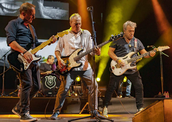 La música de Hombres G entusiasma en un apoteósico concierto en Marbella