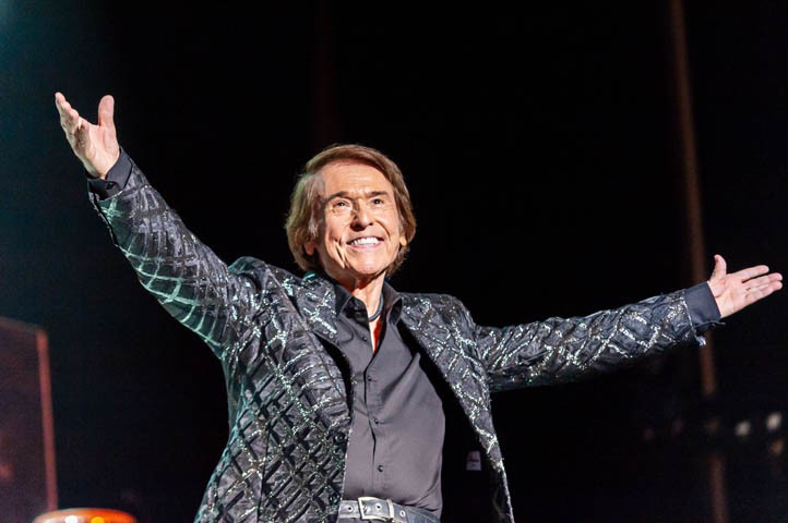 Raphael celebra en Marbella con mucha energía sus 60 años de música