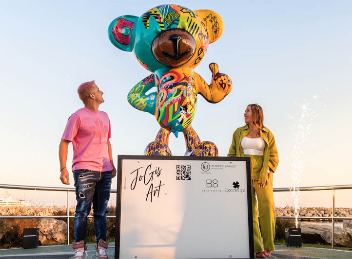 Osos gigantes de colores para transmitir felicidad en Puerto Banús