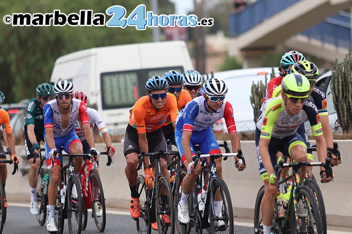 Marbella se echa a la calle para ver el paso de La Vuelta a España