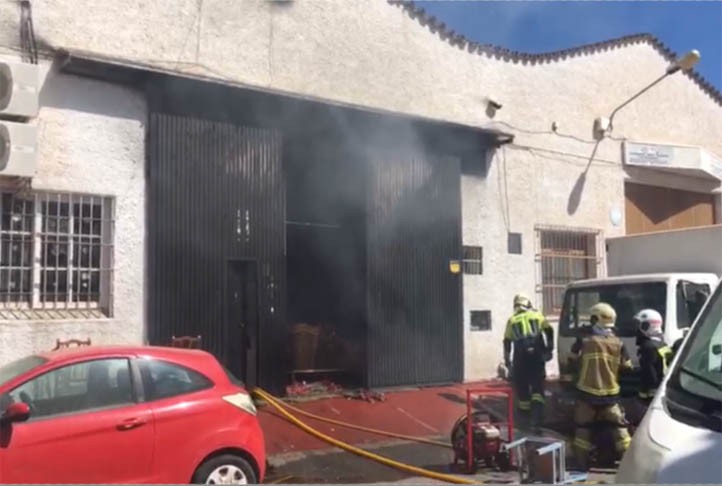 Los bomberos sofocan un incendio en una nave del polígono de Marbella