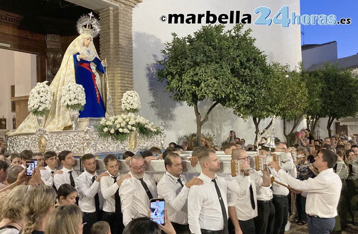 La Virgen de la Victoria recorre Marbella en un rosario vespertino